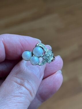 Avon Evening Splendor Ring with Three White Faux Pearls Rhinestones and Sizer